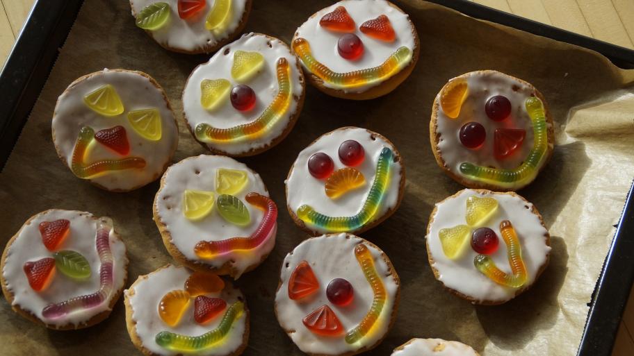 Amerikaner (Gebäck) mit Gummibärchen-Gesichtern 