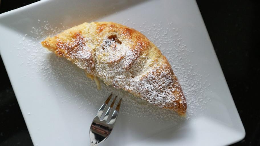 Ein Stück Apfelstrudel auf einem Teller