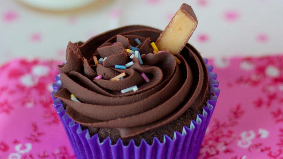 Ein Schokoladen Cupcake mit Streuseln drauf. 