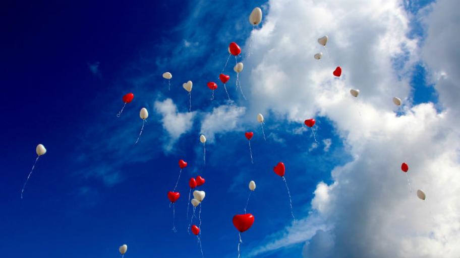 Herzballons im Himmel