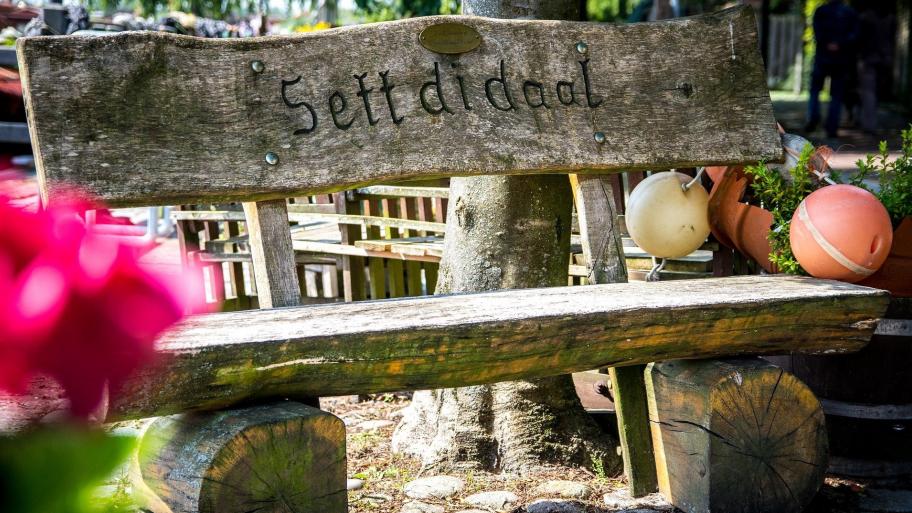 Bank in die ein plattdeutscher Spruch eingeritzt ist