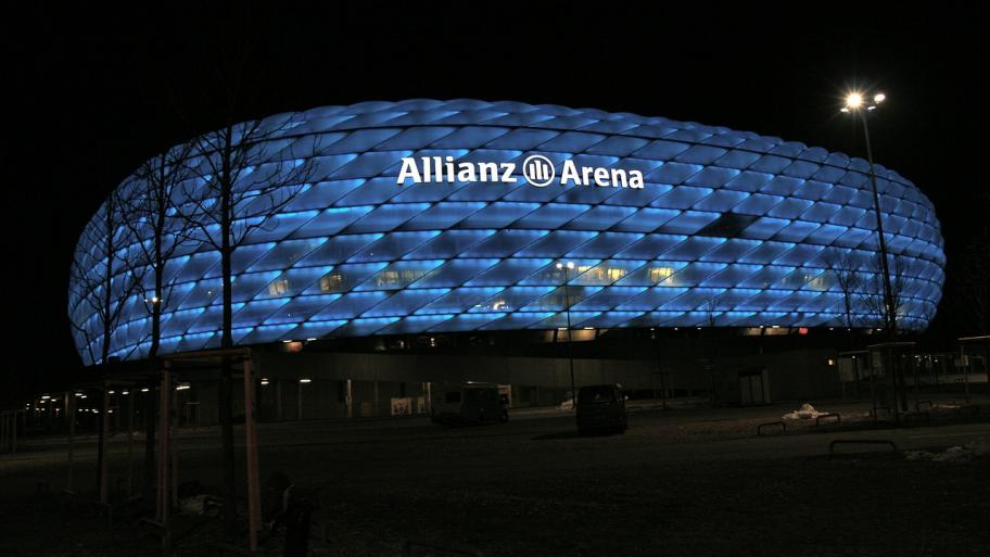 Die Allianz Arena in München bei Nacht