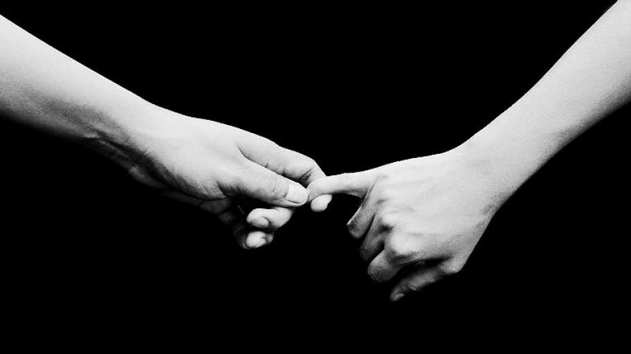 Zwei Hände halten einander fest. 