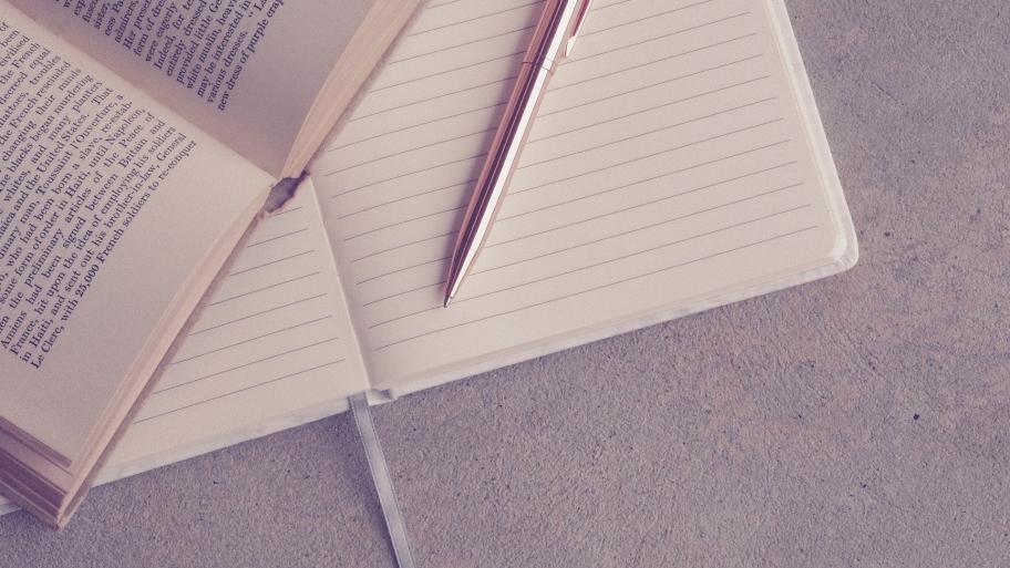 Tagebuch mit Stift. 