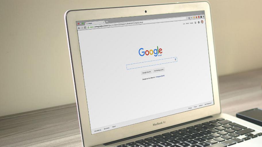 Auf einem Computerbildschirm ist die Google-Startseite geöffnet. 
