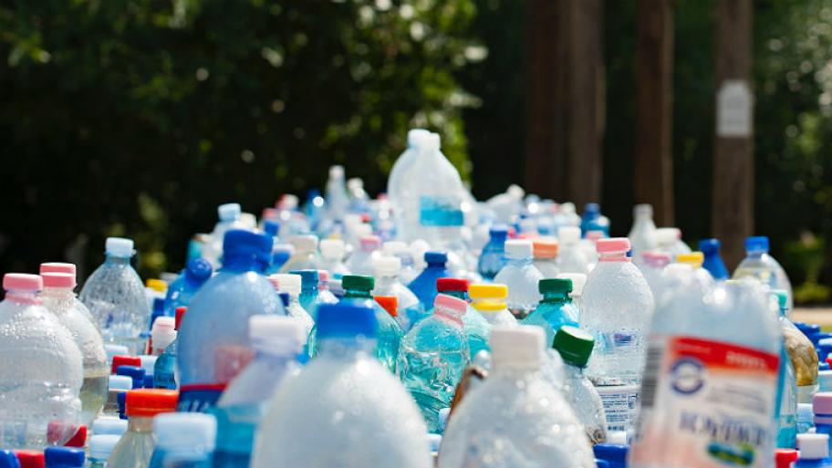 Viele Plastikflaschen stehen auf einem Haufen.