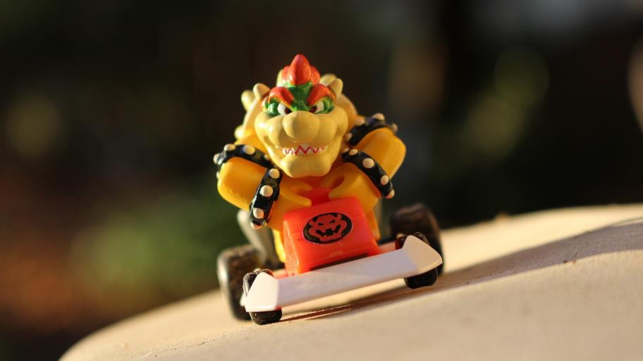 Spielfigur Broser auf seinem Rennauto. 