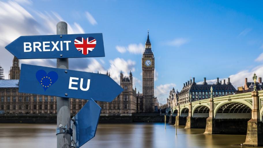 Ein schild vor dem Parlament mit der Aufschrift Brexit und EU