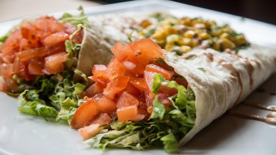 2 Burritos mit Tomate und Salat gefüllt. 