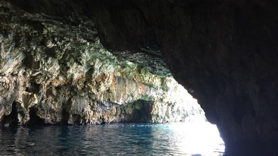Ein Höhleneingang unter Wasser