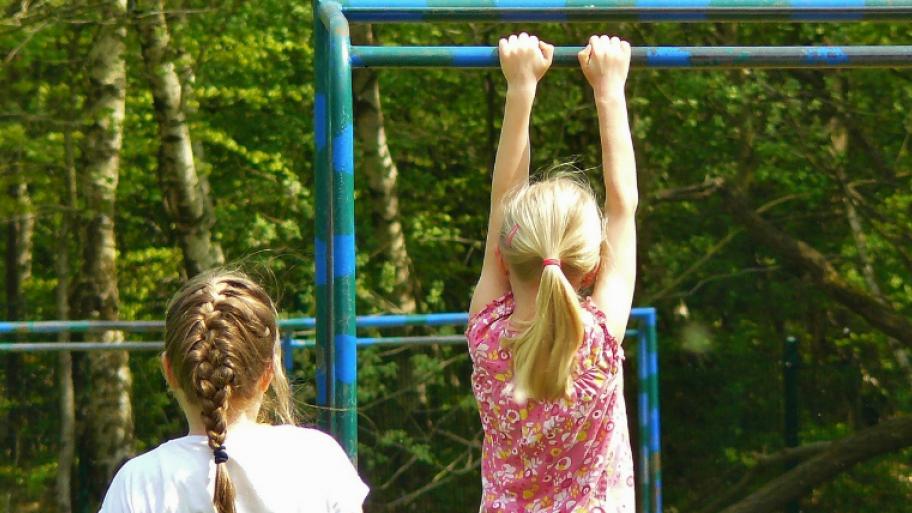 Zwei Mädchen auf einem Spielplatz