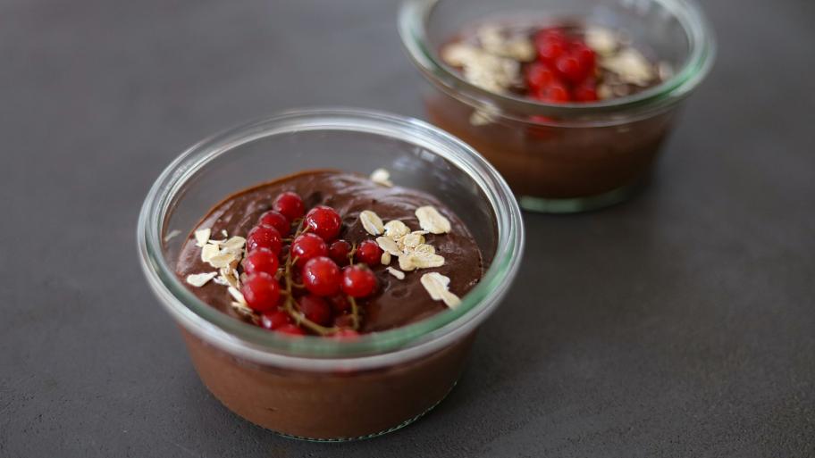 Schokopudding in zwei Gläsern mit Beeren als Topping
