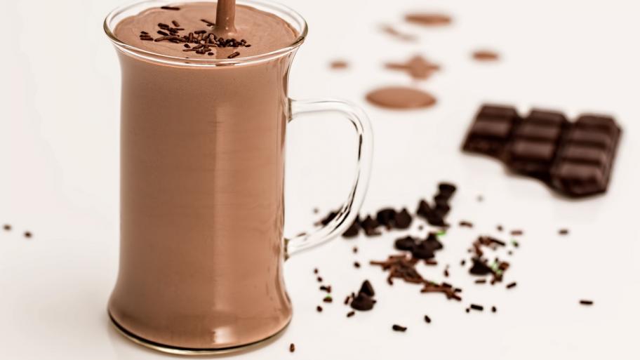 Glas mit Schokoladenmilch