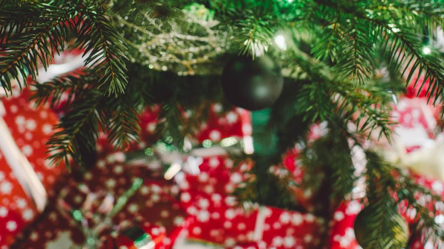 Geschenke unter Weihnachtsbaum