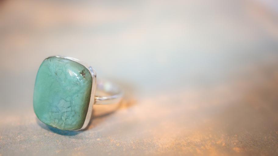 Ein Ring mit grünem Stein