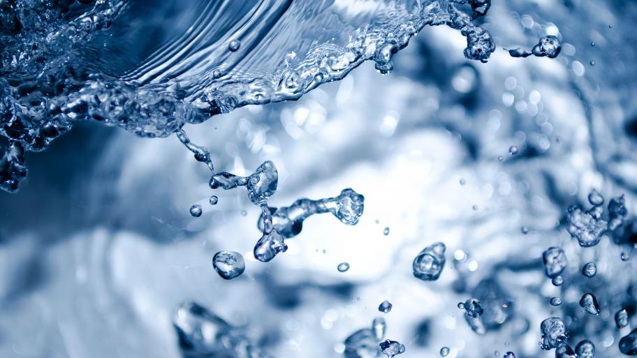 Zu sehen ist eine Nahaufnahme von Wasser. 