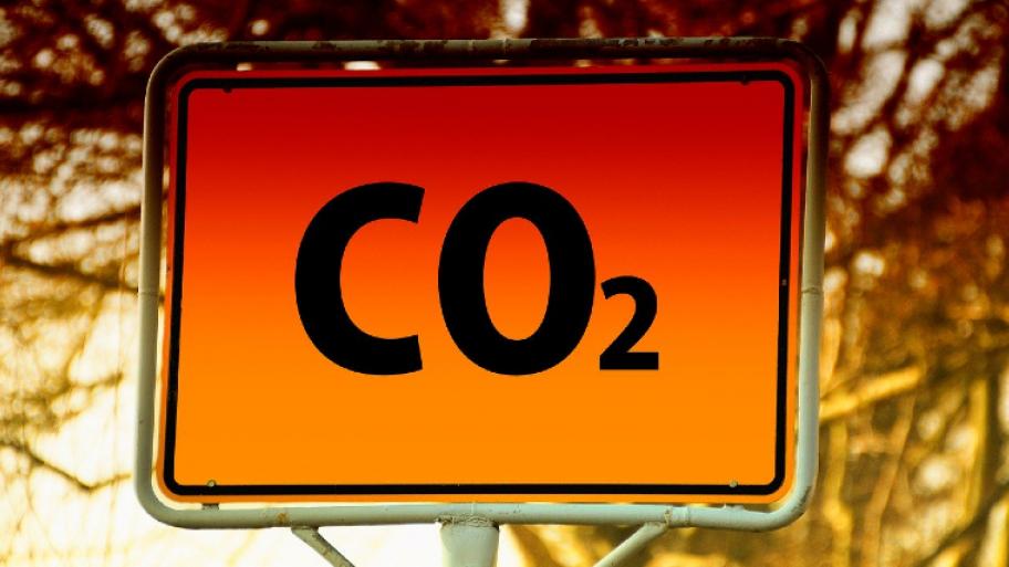 Ein Orteingangschild auf dem CO2 steht