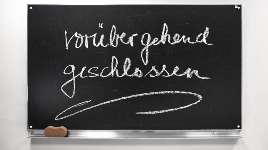 Auf der Tafel steht: Vorübergehend geschlossen