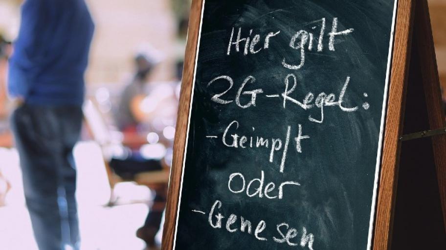 Eine Tafel mit 2G-Hinweis