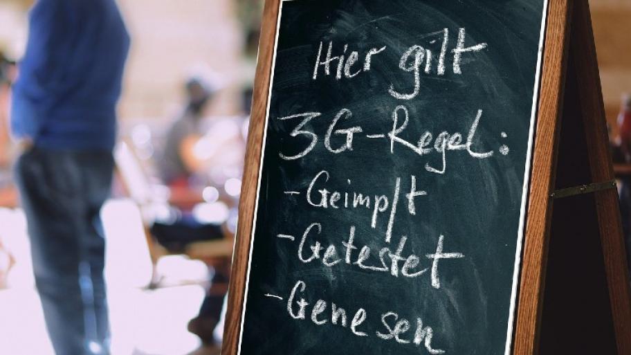 Schild mit 3G-Regel mit Kreide geschrieben