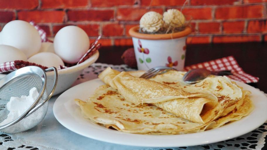 Crêpes serviert auf einem Teller