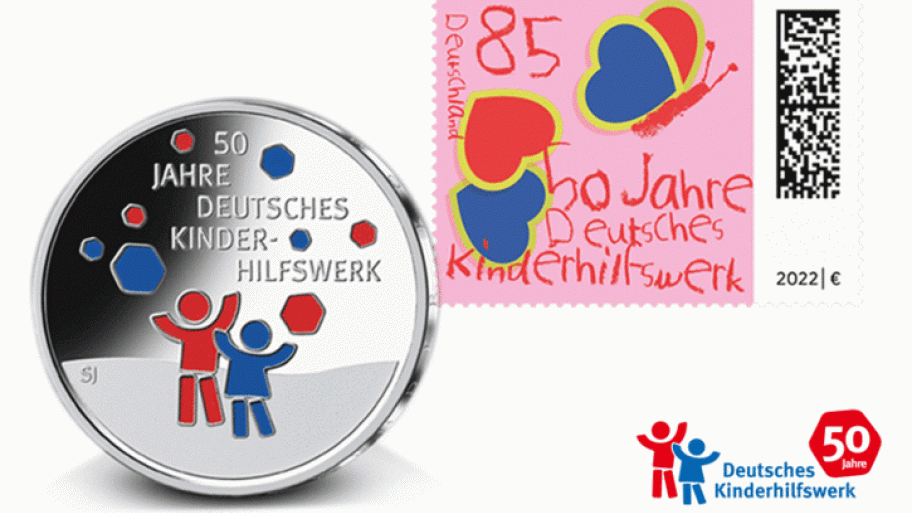 Links: silberfarbene 20-Euro-Münze mit Logo vom Deutschen Kinderhilfswerk, Rechts: rosafarbene Briefmarke