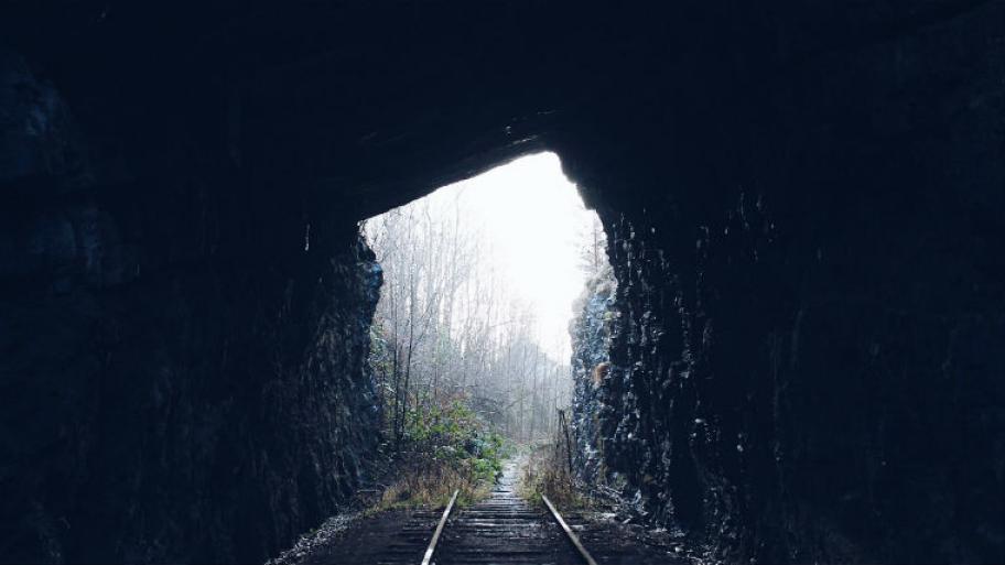Ein dunkler Tunnel in den Bergen.
