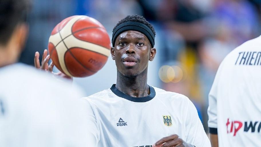 Der Kapitän der deutschen Nationalmannschaft mit einem Basketball in der Hand.