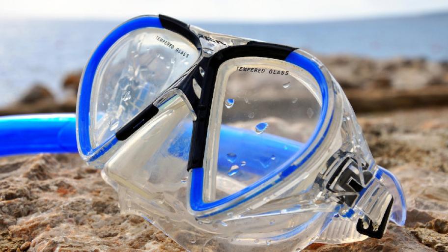 Eine Taucherbrille liegt am Strand