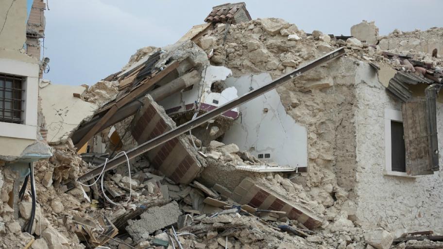 Ein Haus, das vom Erdbeben zerstört wurde