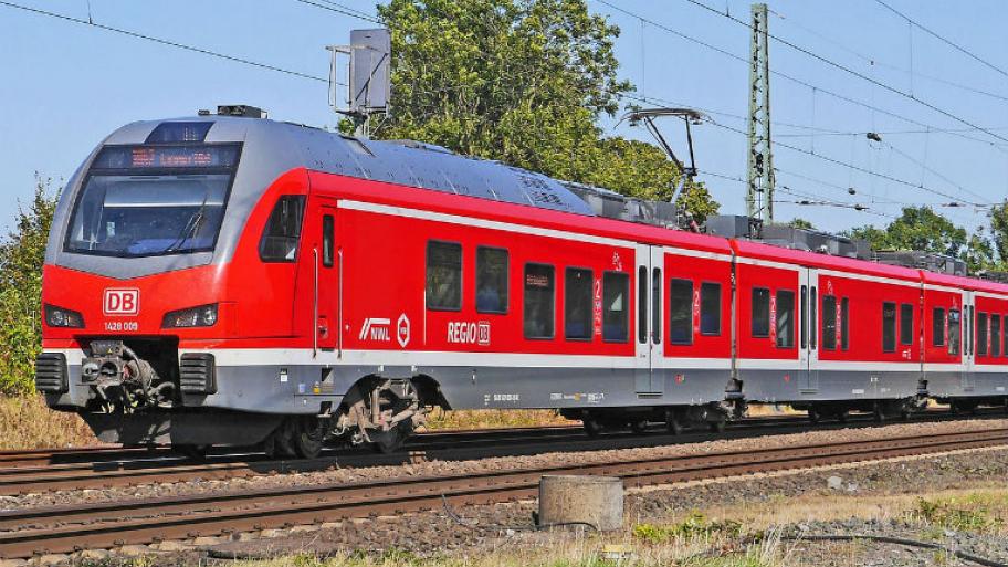 Zu sehen ist ein Regionalzug der Deutschen Bahn.