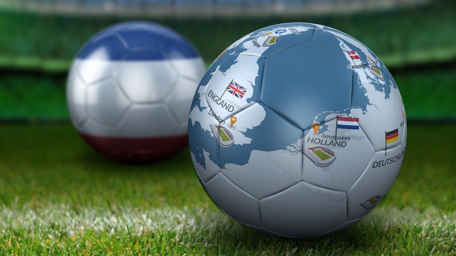zwei Fußballe, auf dem einen ist eine Europakarte zu sehen 
