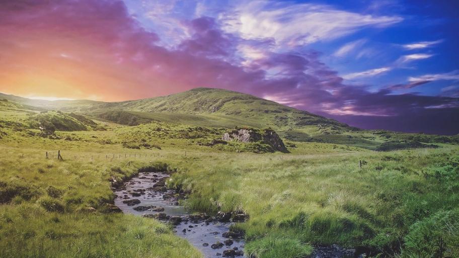 Abenddämmerung über Feld in Irland 