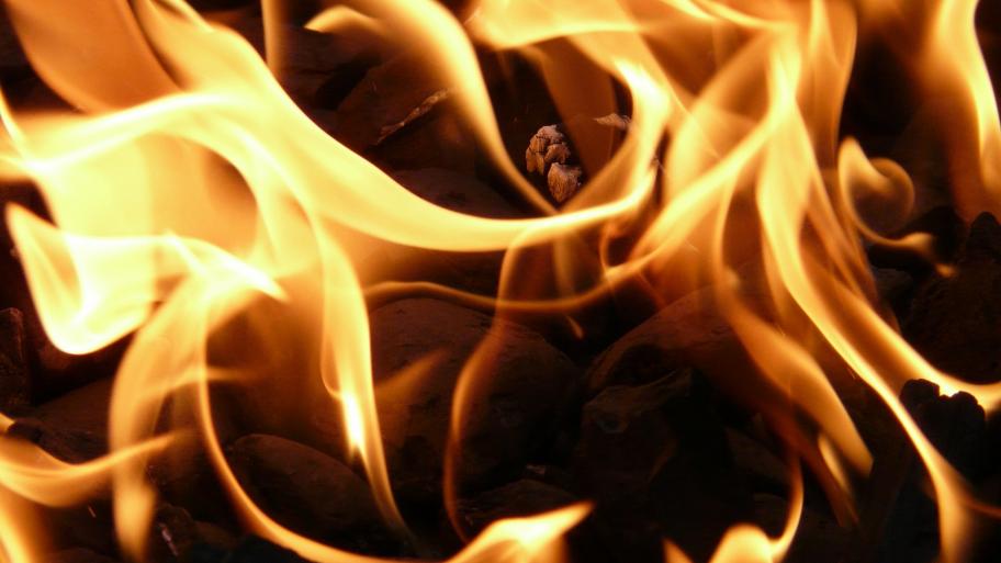 Zu sehen ist Feuer. 