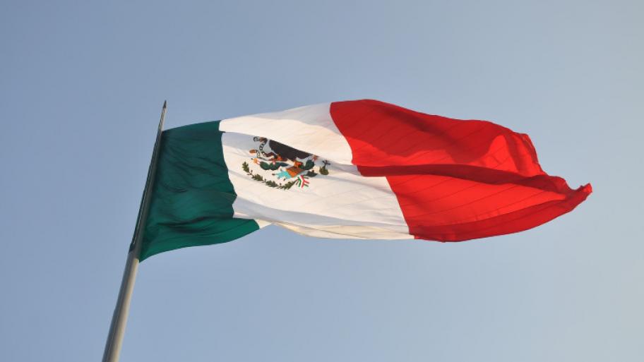 Mexikanische Flagge (von links nach rechts grün, weiß, rot gestreift) flattert im Wind