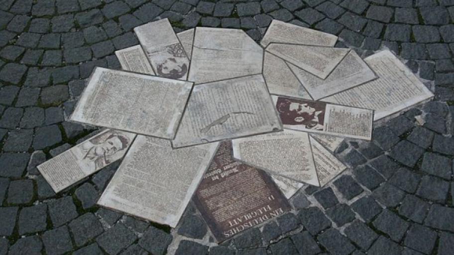 Gedenktafel-Collage für die Widerstandsgruppe "Weiße Rose" auf dem Geschwister-Scholl-Platz in München: in den Boden eingelassene Flugblätter, Fotos, Zeitungsmeldungen und Gerichtsurteile