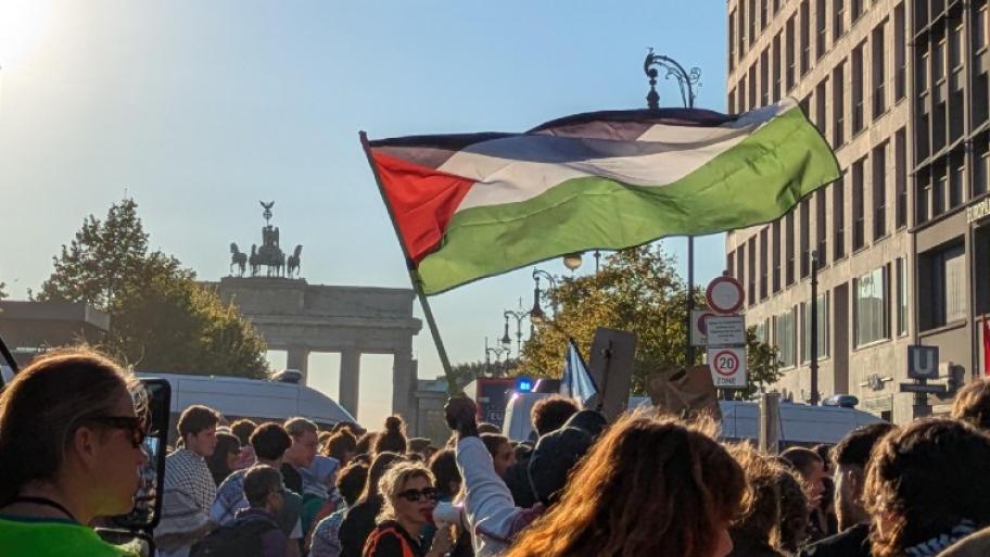 Demonstrierende mit Flaggen vor dem Brandenburger Tor in Berlin