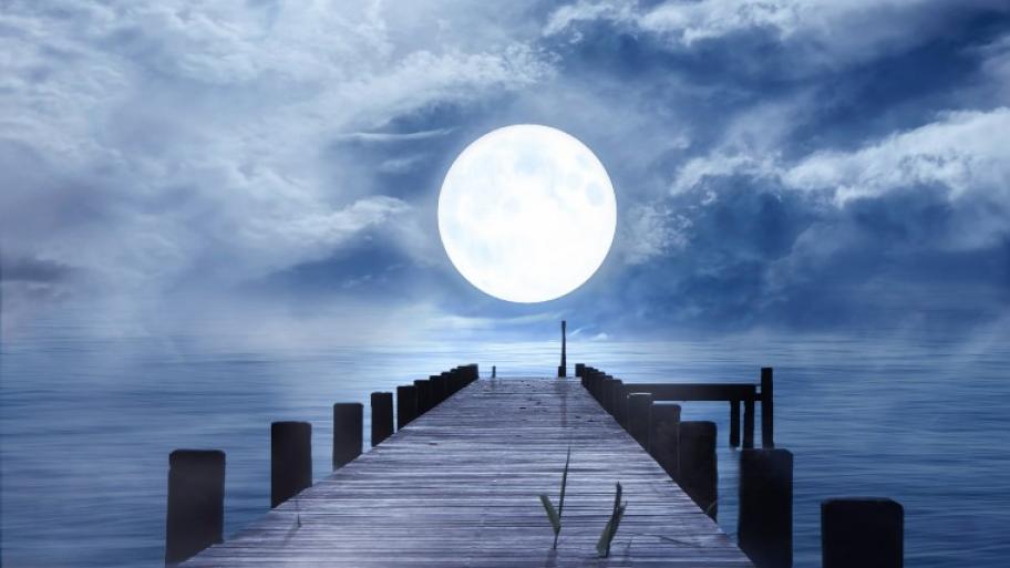 ein hölzerner Steg führt hinaus aufs Wasser, darüber groß und rund der Vollmond, im Hintergrund Nachthimmel mit Wolken