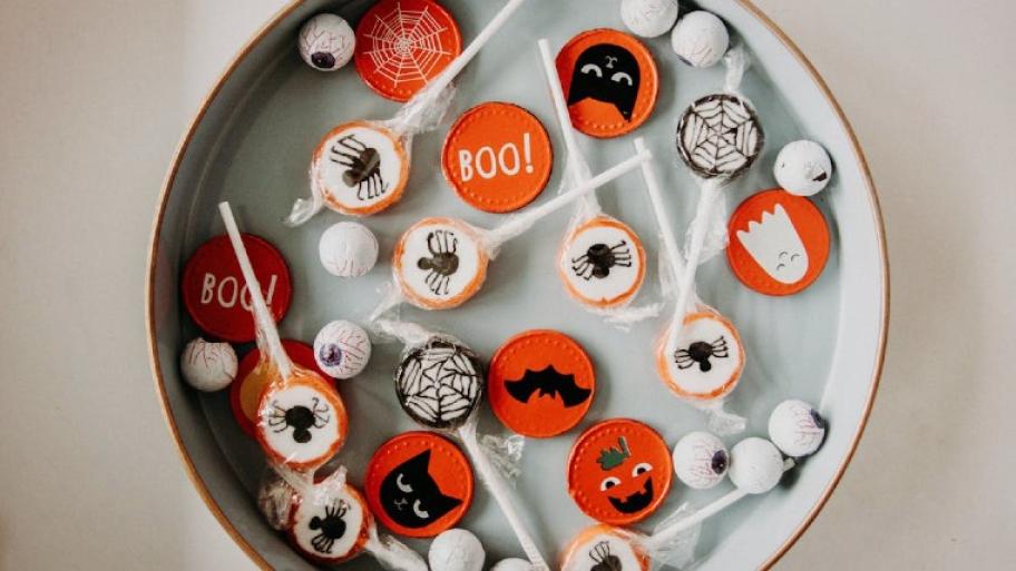 Ein Foto von Halloween-Süßigkeiten in einer Schüssel.