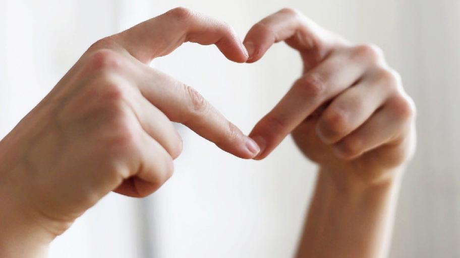 Herz mit Zeigefinger und Mittelfinger gebildet