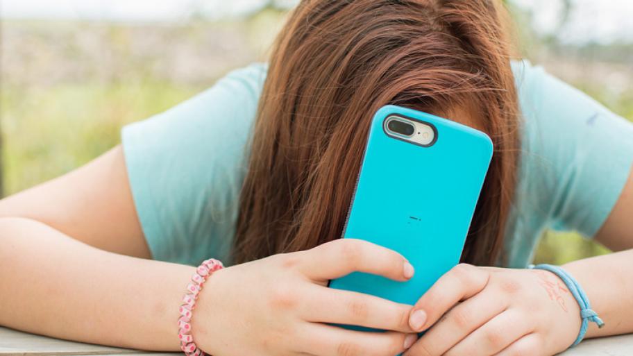 Ein Mädchen hält ihr Smartphone vor das Gesicht
