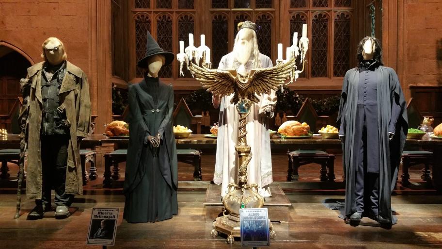 Zu sehen sind die Kostüme von Professor Dumbledore, McGonagall, Snape und Moody. 