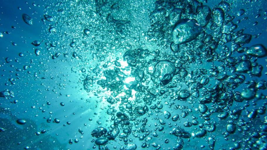 Wasserblasen in türkisfarbenem Wasser. 