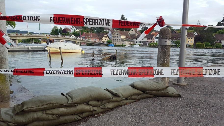 Überflutetes Gebiet mit Absperrung