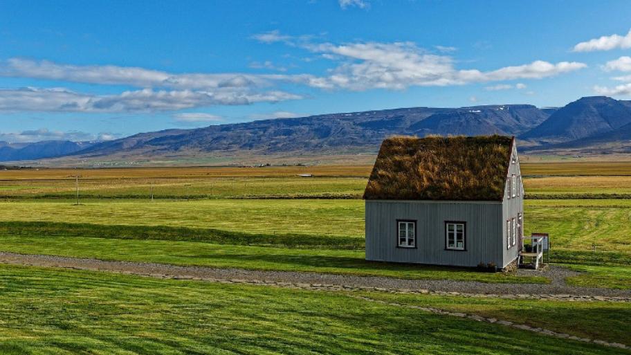 Kleines Haus auf einem grünen Feld