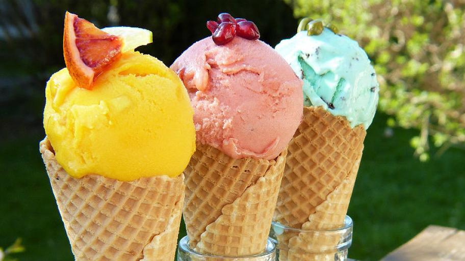 Bunte Eiskugeln in Waffeln. 