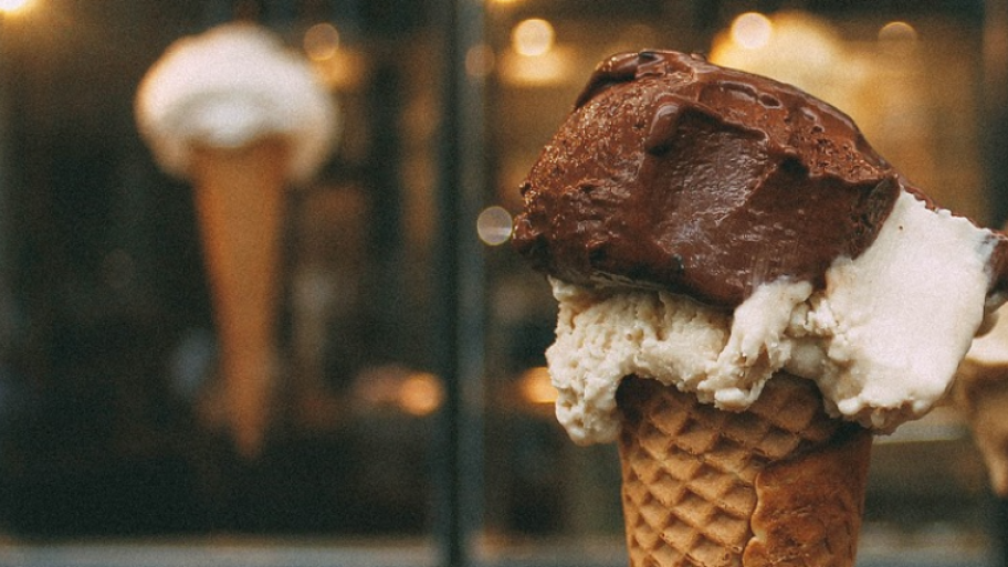 Eis in Eiswaffel, zwei Kugeln, Schokolade und helles Speiseeis