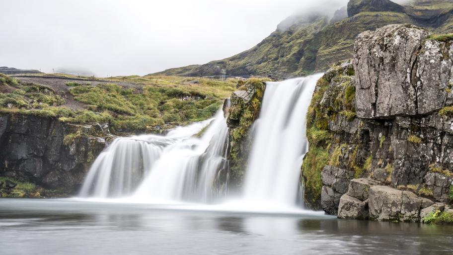 Ein Wasserfall in Island. 
