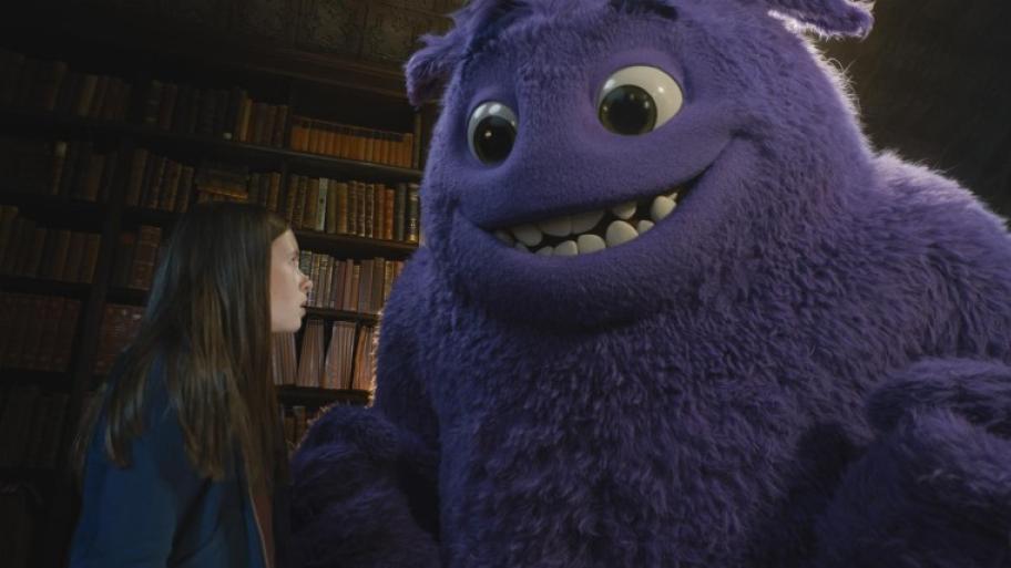 Ein Lila Monster mit großen Zähnen und braunen glubsch Augen