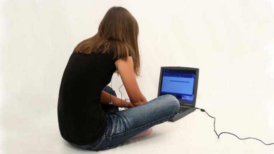 Mädchen schreibt am Laptop